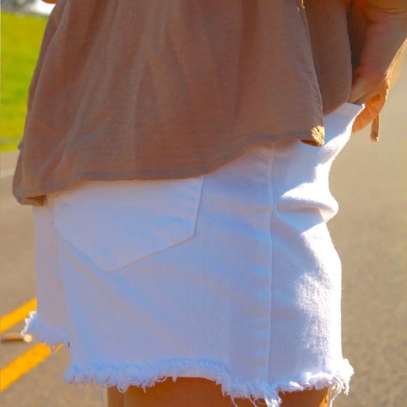 NEW Women's White Cello HighRise Mom Denim Frayed Hem Shorts Large - Picture 4 of 11